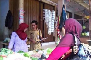 Salah seorang petugas Disperindag saat melakukan sidak di pasar kepuh.